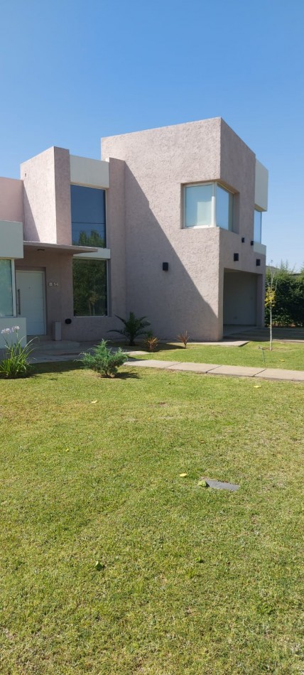 CASA EN VENTA BARRIO PRIVADO