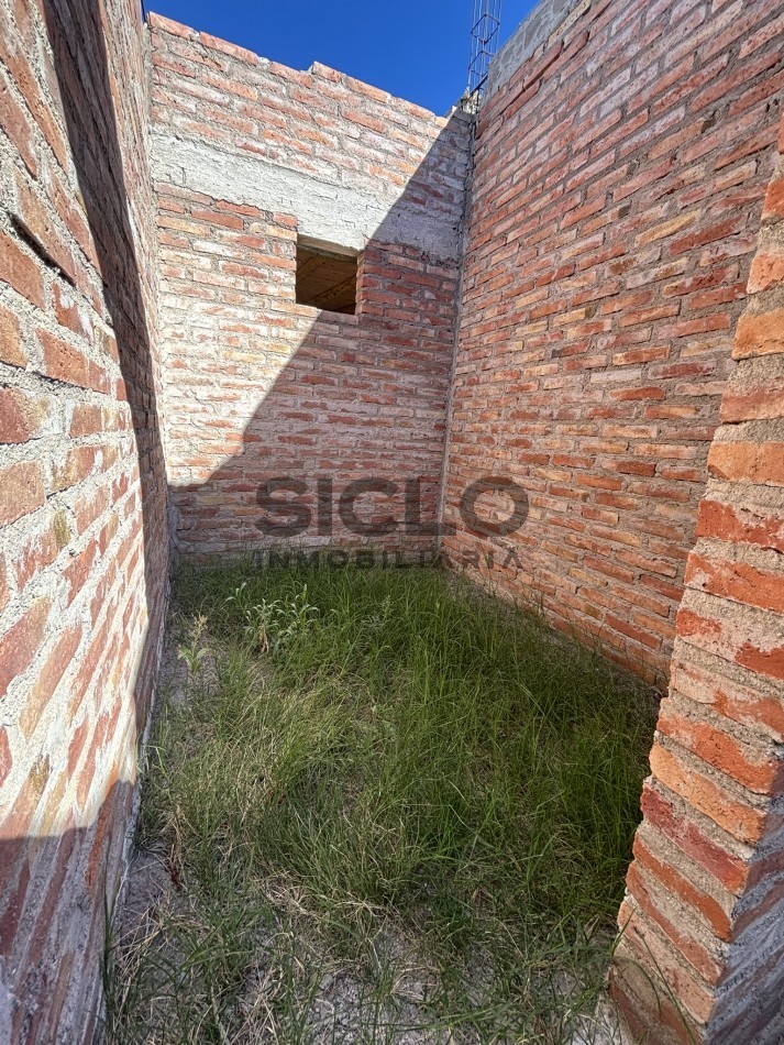 CASA EN CONSTRUCCION CON GRAN POTENCIAL - TERRENO ESQUINA