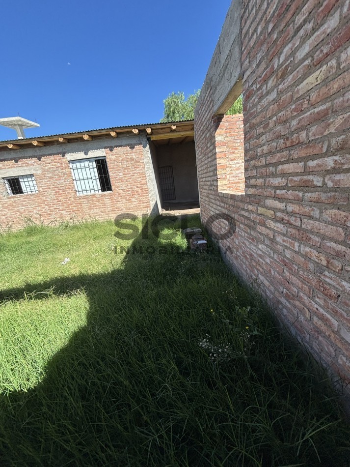 CASA EN CONSTRUCCION CON GRAN POTENCIAL - TERRENO ESQUINA