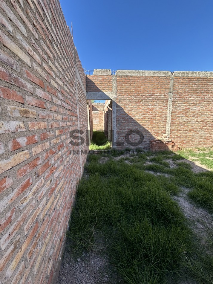 CASA EN CONSTRUCCION CON GRAN POTENCIAL - TERRENO ESQUINA