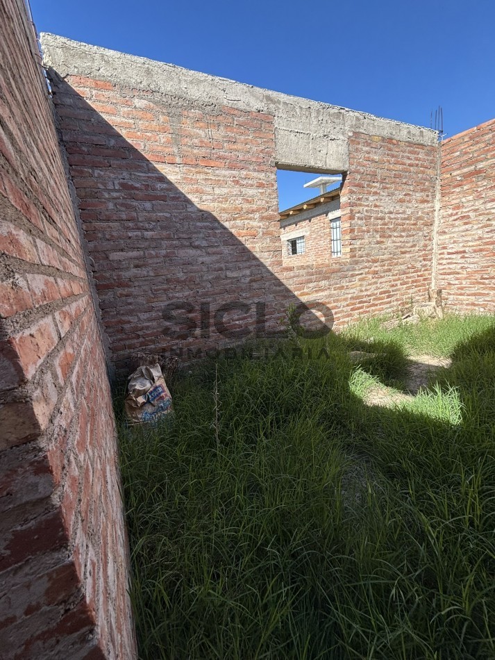 CASA EN CONSTRUCCION CON GRAN POTENCIAL - TERRENO ESQUINA