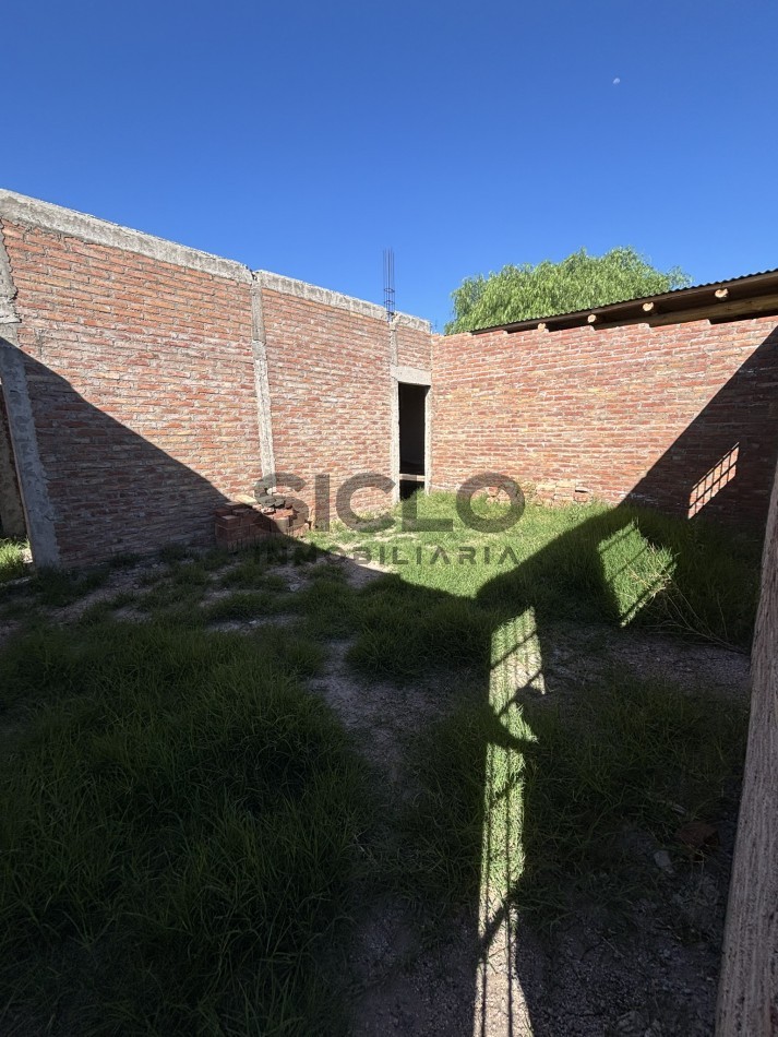 CASA EN CONSTRUCCION CON GRAN POTENCIAL - TERRENO ESQUINA