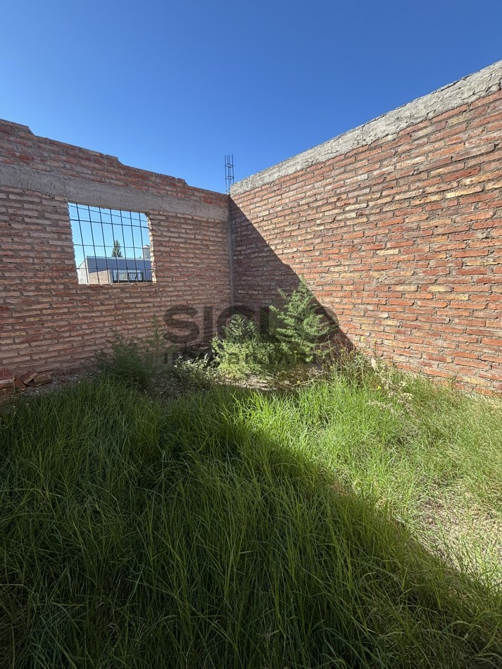 CASA EN CONSTRUCCION CON GRAN POTENCIAL - TERRENO ESQUINA