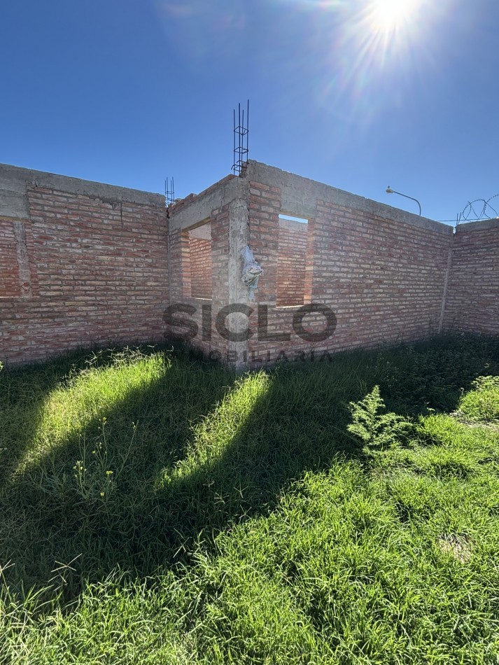 CASA EN CONSTRUCCION CON GRAN POTENCIAL - TERRENO ESQUINA