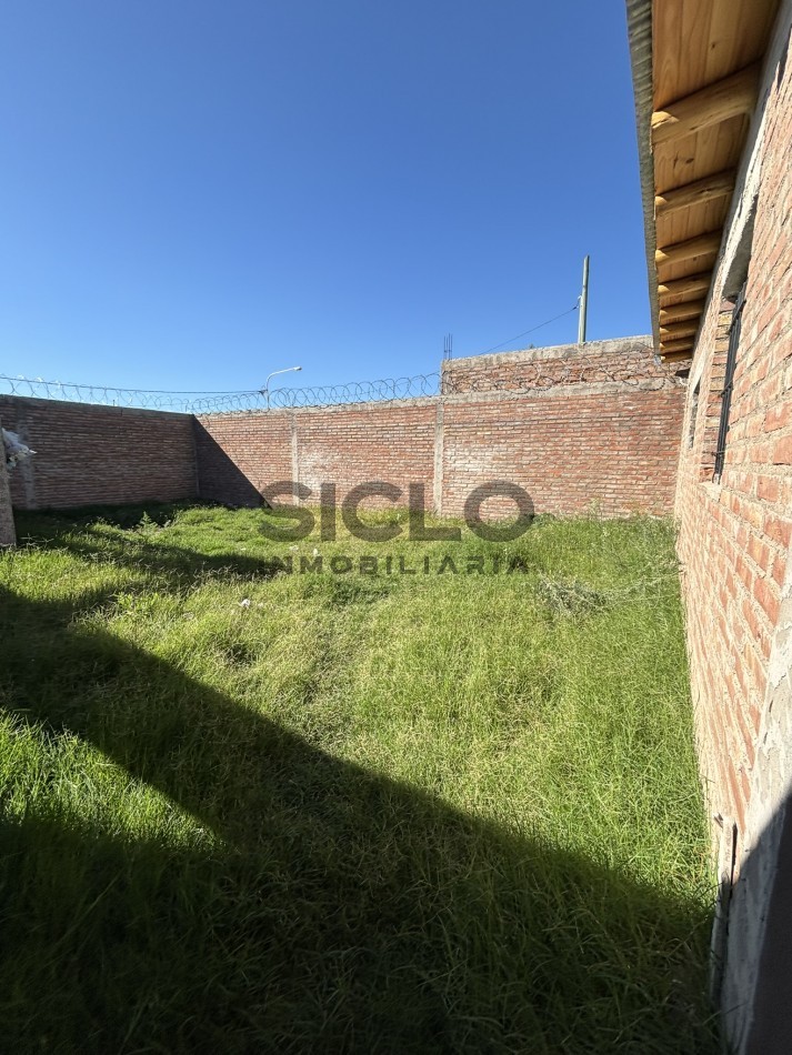 CASA EN CONSTRUCCION CON GRAN POTENCIAL - TERRENO ESQUINA