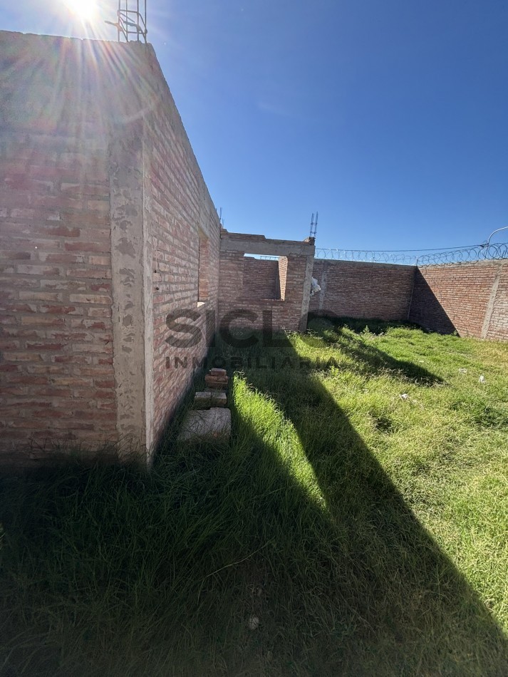 CASA EN CONSTRUCCION CON GRAN POTENCIAL - TERRENO ESQUINA