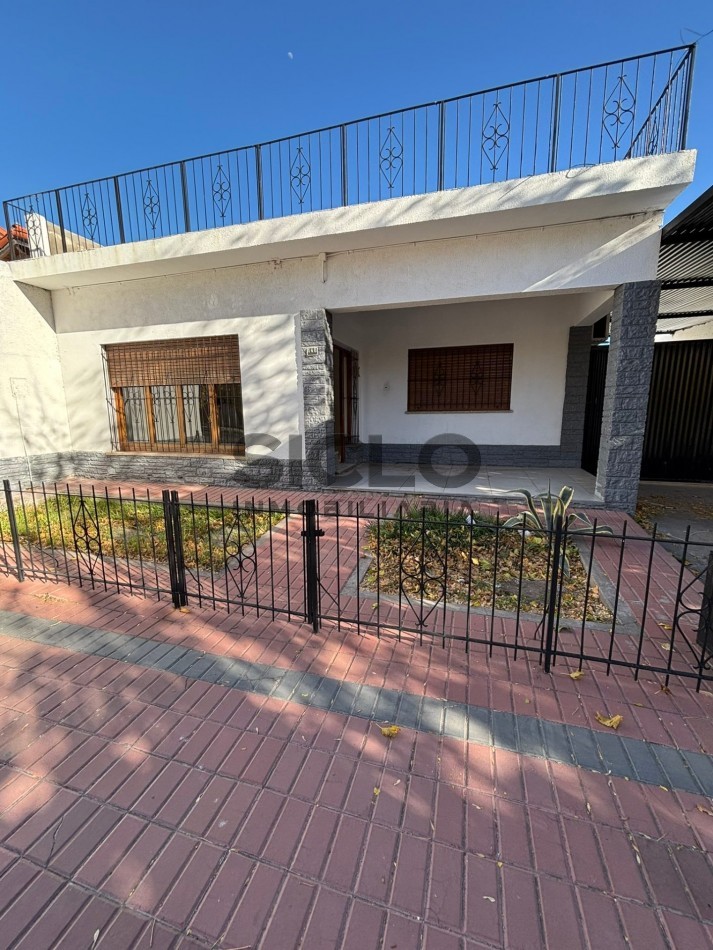 • CASA 3 DORM. C/ PILETA SOBRE AV. COLON — CENTRO SAN RAFAEL 
