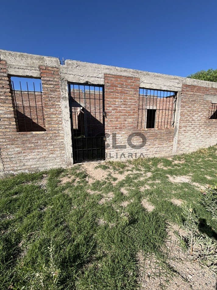 CASA EN CONSTRUCCION CON GRAN POTENCIAL - TERRENO ESQUINA