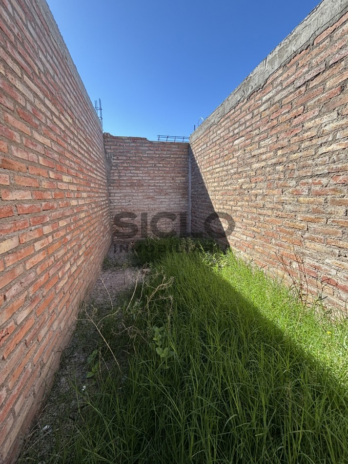 CASA EN CONSTRUCCION CON GRAN POTENCIAL - TERRENO ESQUINA