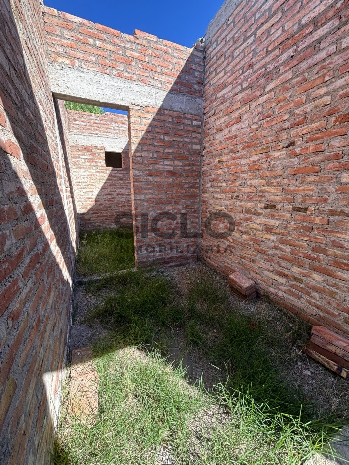 CASA EN CONSTRUCCION CON GRAN POTENCIAL - TERRENO ESQUINA