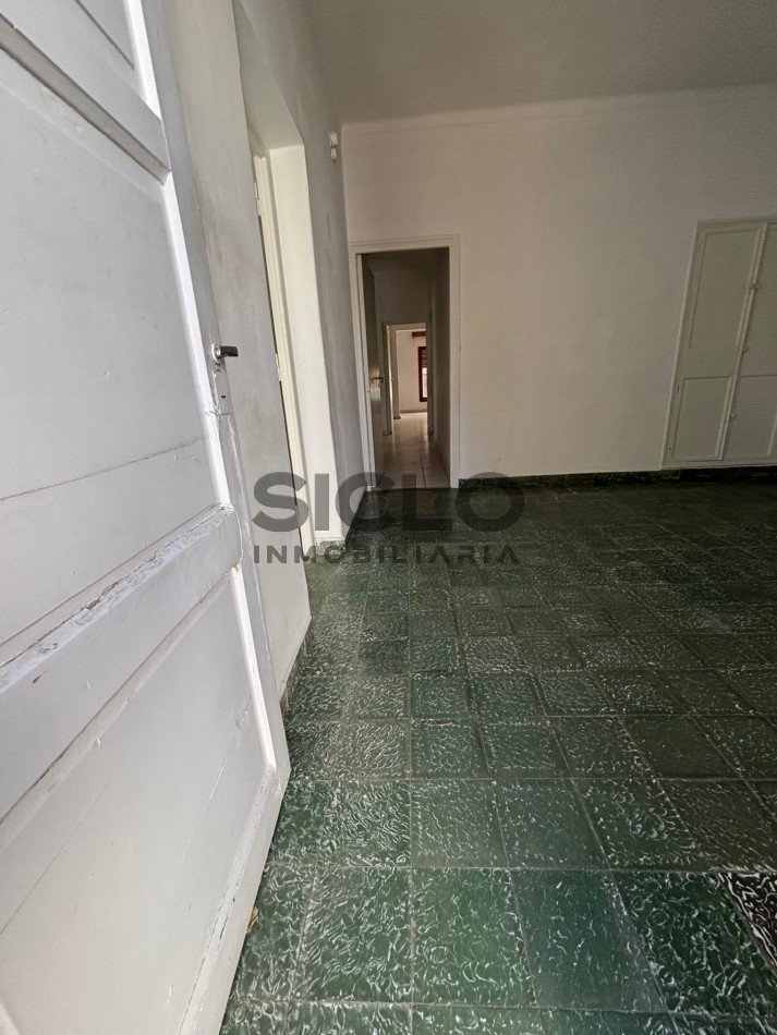 • CASA 3 DORM. C/ PILETA SOBRE AV. COLON — CENTRO SAN RAFAEL 