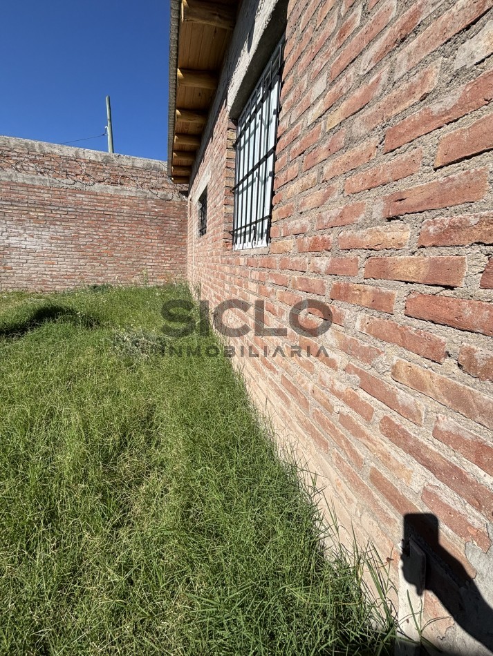 CASA EN CONSTRUCCION CON GRAN POTENCIAL - TERRENO ESQUINA