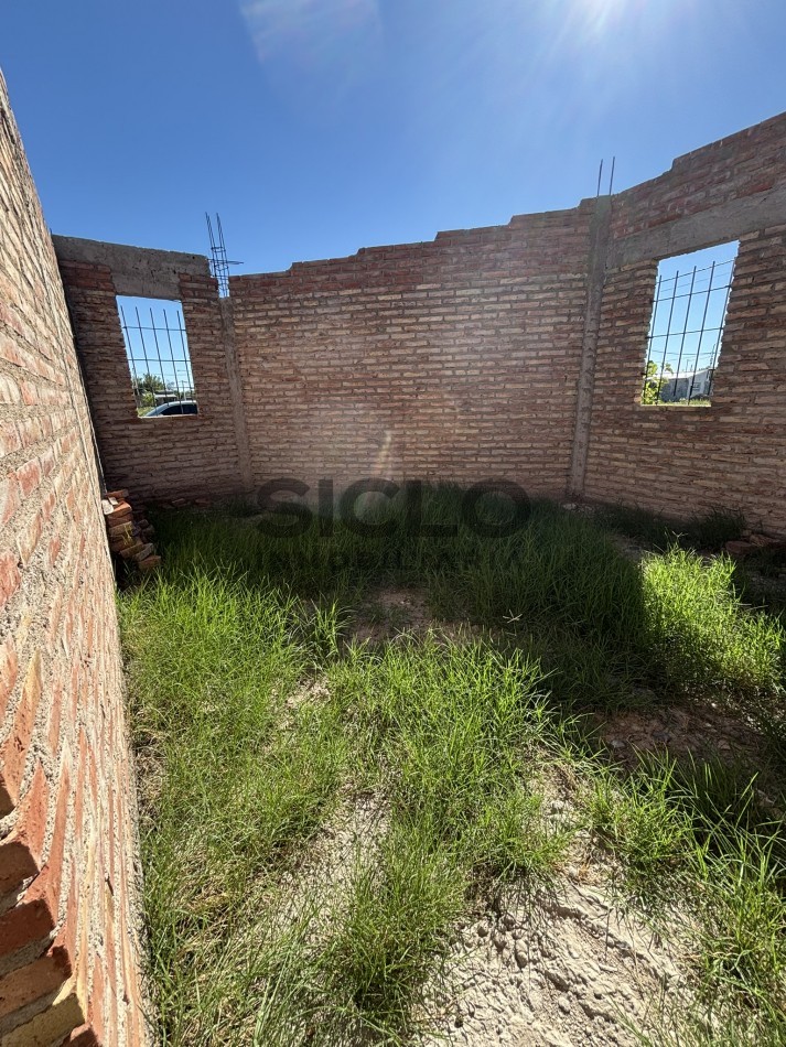 CASA EN CONSTRUCCION CON GRAN POTENCIAL - TERRENO ESQUINA