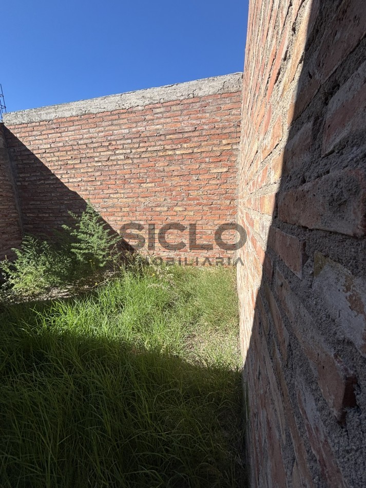 CASA EN CONSTRUCCION CON GRAN POTENCIAL - TERRENO ESQUINA
