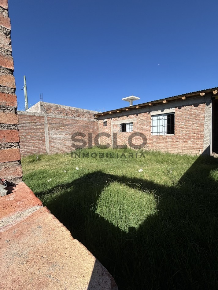 CASA EN CONSTRUCCION CON GRAN POTENCIAL - TERRENO ESQUINA
