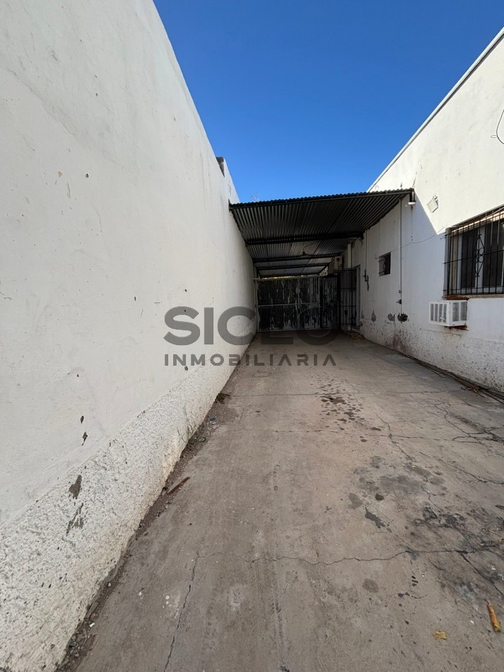 • CASA 3 DORM. C/ PILETA SOBRE AV. COLON — CENTRO SAN RAFAEL 
