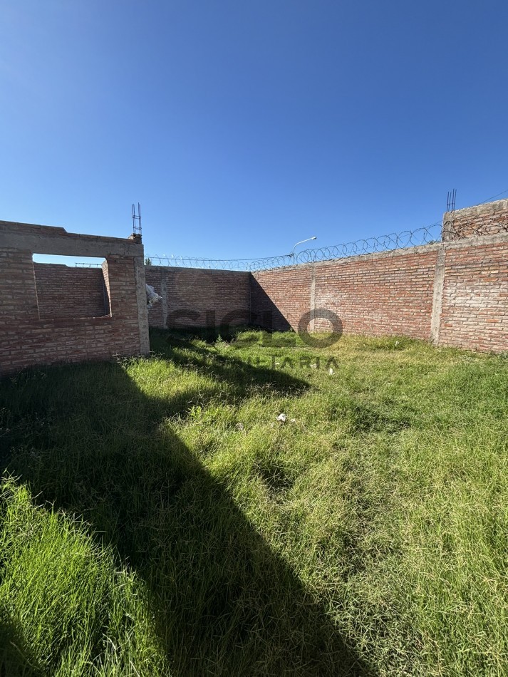 CASA EN CONSTRUCCION CON GRAN POTENCIAL - TERRENO ESQUINA