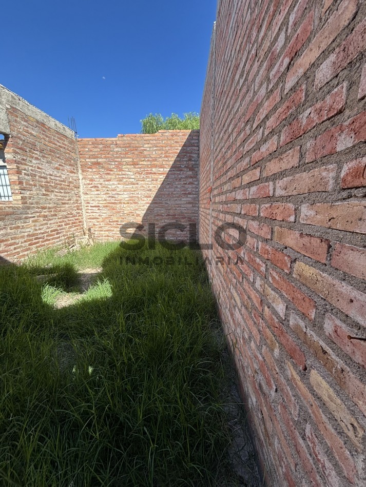 CASA EN CONSTRUCCION CON GRAN POTENCIAL - TERRENO ESQUINA