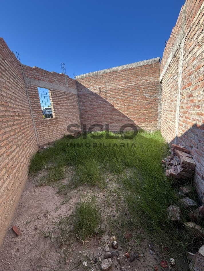 CASA EN CONSTRUCCION CON GRAN POTENCIAL - TERRENO ESQUINA