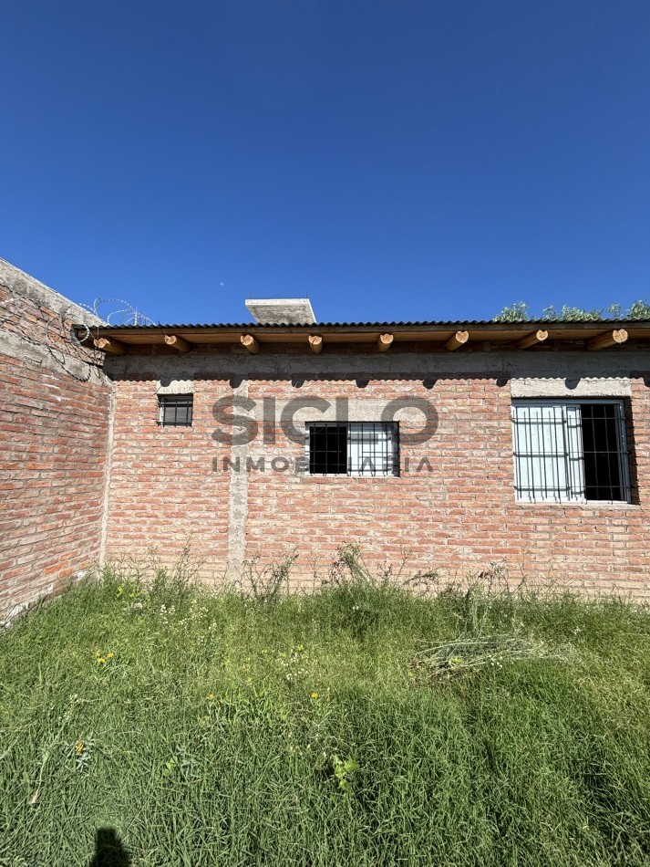 CASA EN CONSTRUCCION CON GRAN POTENCIAL - TERRENO ESQUINA