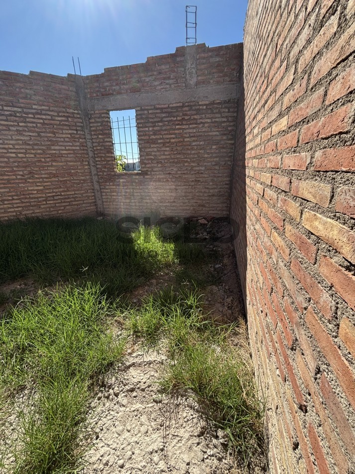 CASA EN CONSTRUCCION CON GRAN POTENCIAL - TERRENO ESQUINA