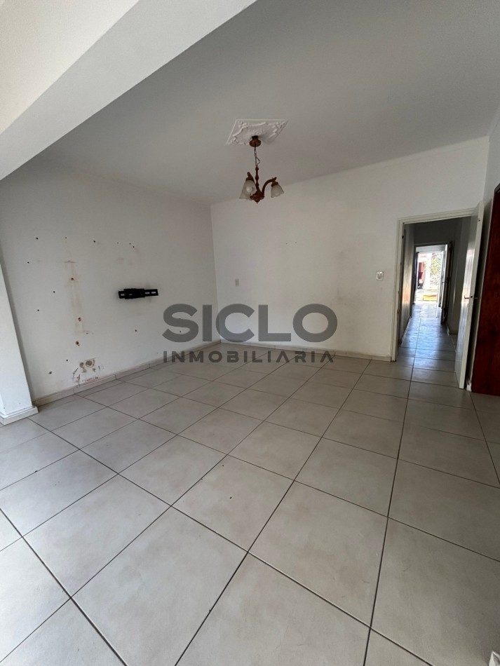 • CASA 3 DORM. C/ PILETA SOBRE AV. COLON — CENTRO SAN RAFAEL 