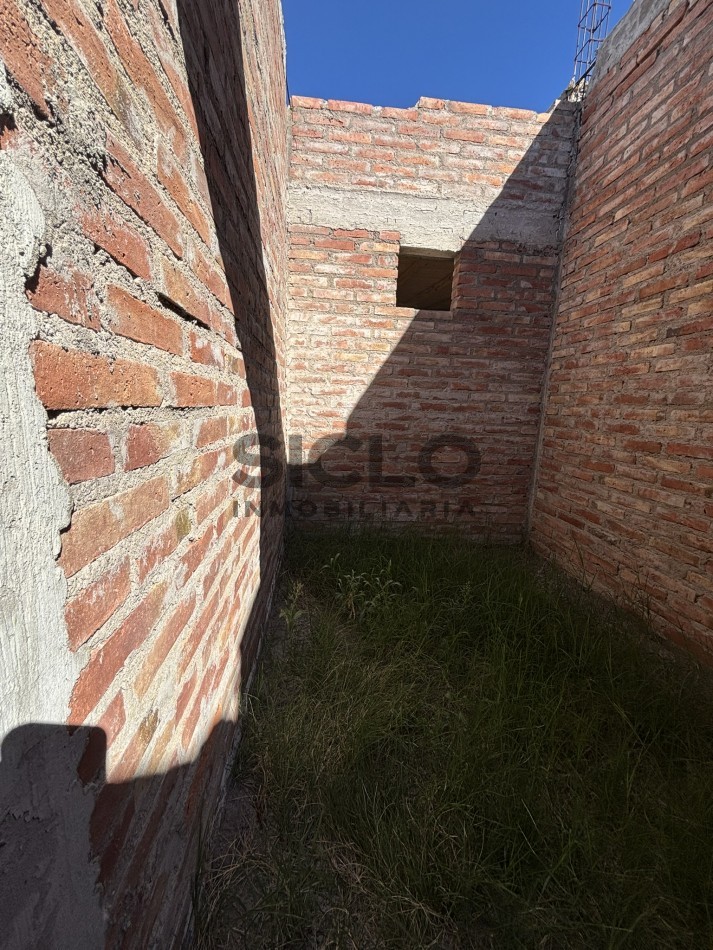 CASA EN CONSTRUCCION CON GRAN POTENCIAL - TERRENO ESQUINA
