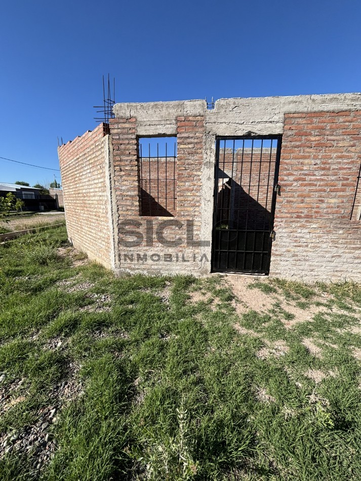 CASA EN CONSTRUCCION CON GRAN POTENCIAL - TERRENO ESQUINA
