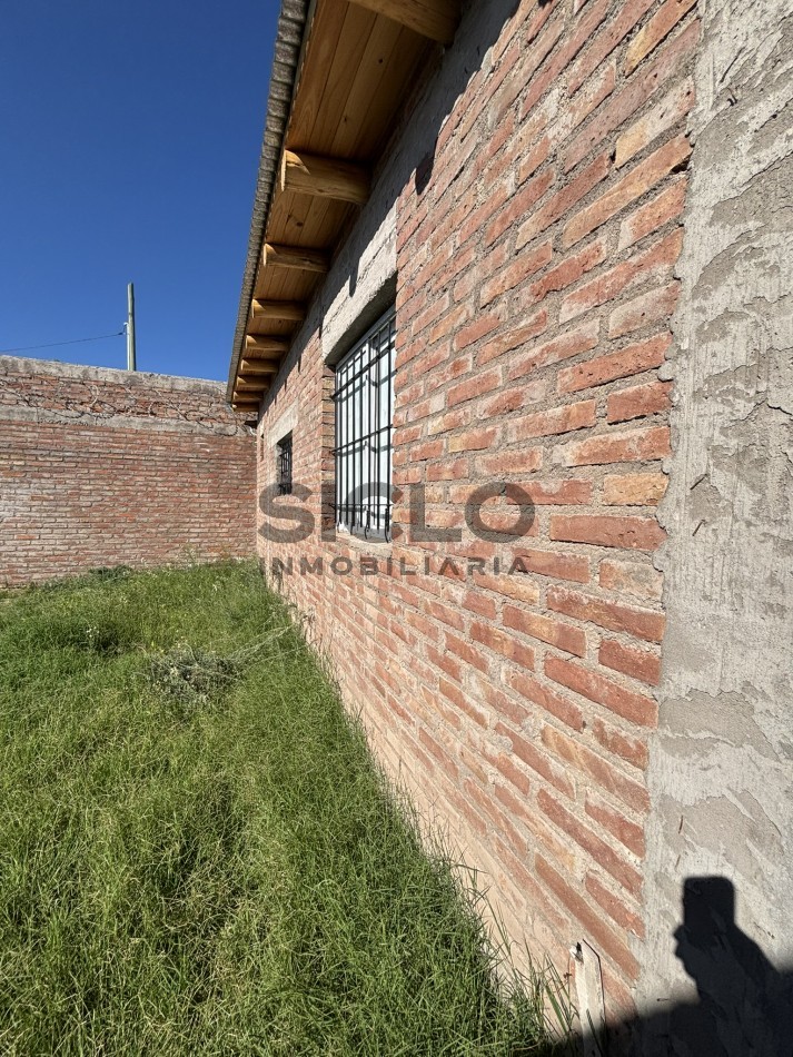 CASA EN CONSTRUCCION CON GRAN POTENCIAL - TERRENO ESQUINA