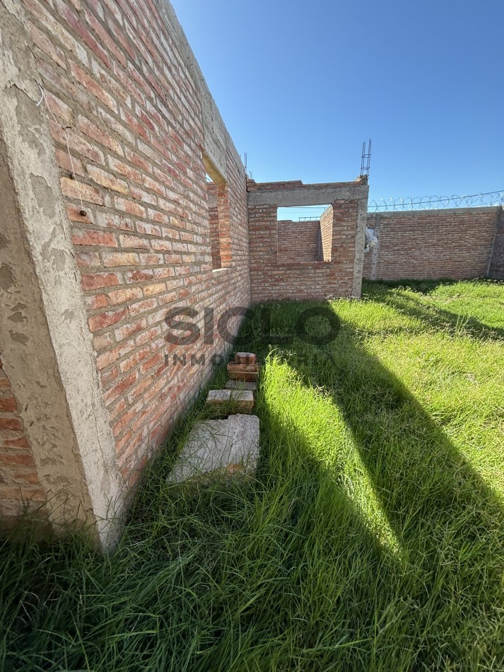 CASA EN CONSTRUCCION CON GRAN POTENCIAL - TERRENO ESQUINA